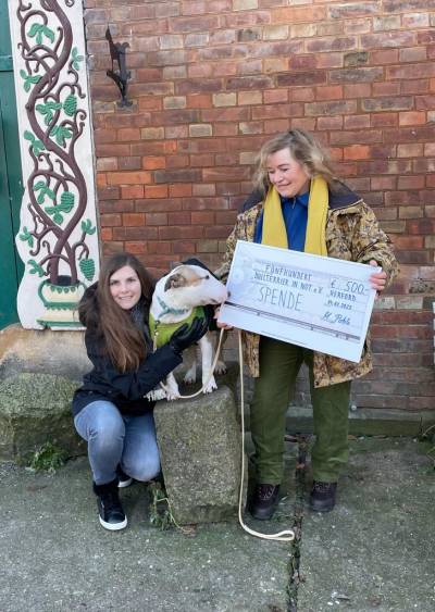 Michèle Pohle (links) spendet an Claudia Schürmann und Beppo. 