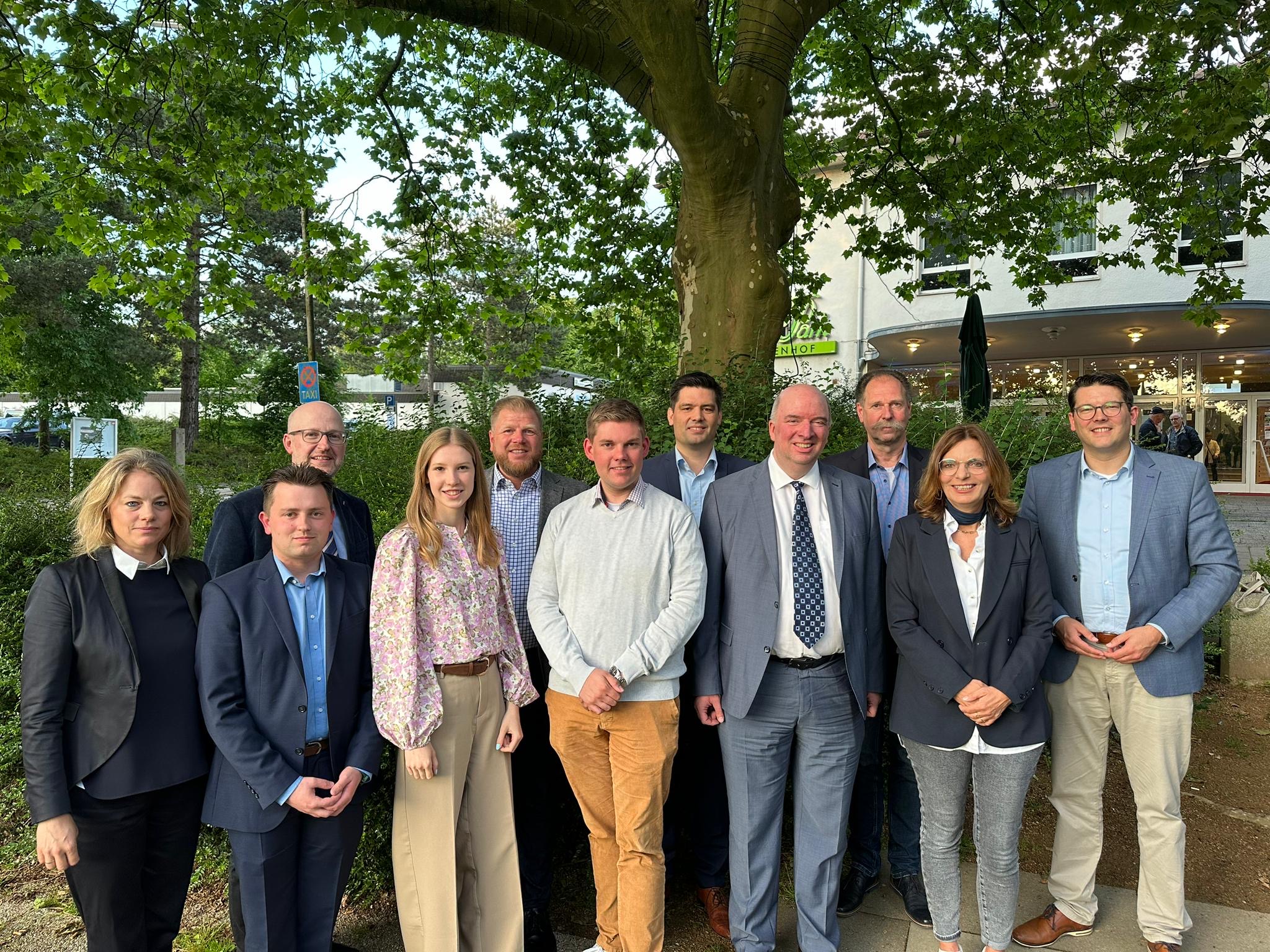 Vordere Reihe v.l: Nadine Fischer, Michel Leif Schneidermann, Ines Jckel, Daniel Teubner, Jrg Haferkorn, Anke Theisen
Hintere Reihe v.l.: Thomas Beck, Christoph Bker, Mirco Schmidt, Thomas Dzieia, Joachim Ebmeyer 
